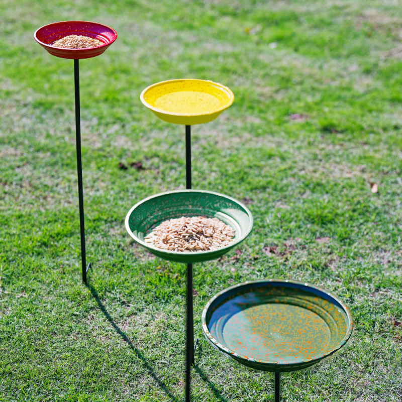 Комплект от четири железни хранилки и водни басейни за птици за градина