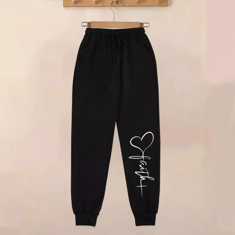 Дамски спортни панталони с сърцевиден принт, полиестер – права кройка, средно повдигната талия, с шнур за пристягане