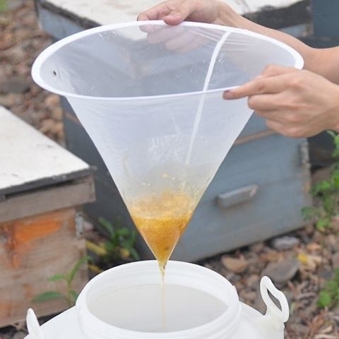 Medus filtrs – neilona filtrēšanas audums piemaisījumu noņemšanai, biškopības instruments