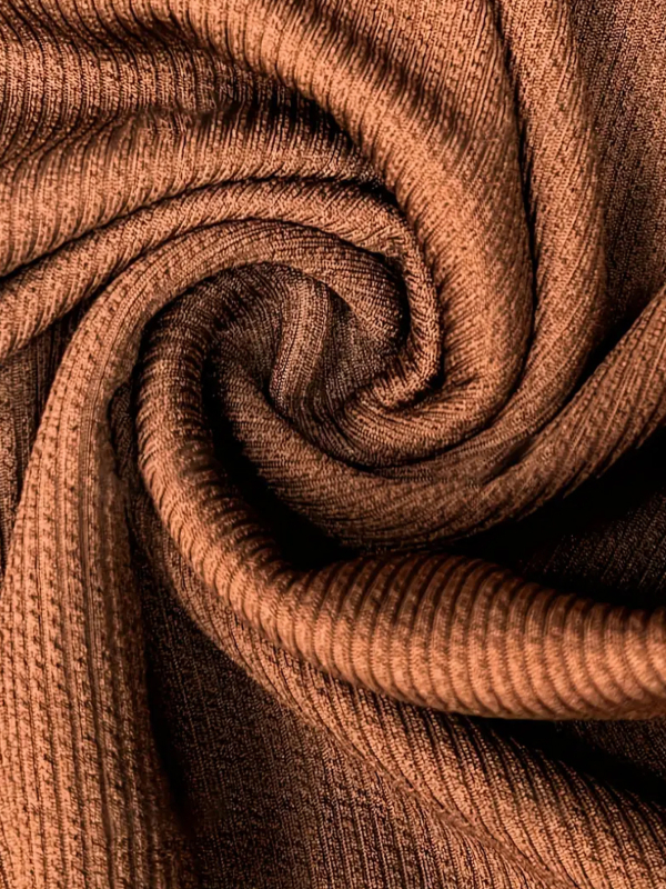 Undinės siluetas, plisė, aukšta juosta, midi ilgio sijonas, poliesterio pluoštas su mikroelastika, patchwork dizainas