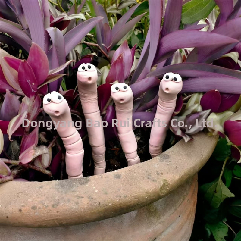 Vabzdžio dekoratyvinė figūra vazonėliams — geometrinė forma, pastoraalinis stilius, vabzdžio modelis