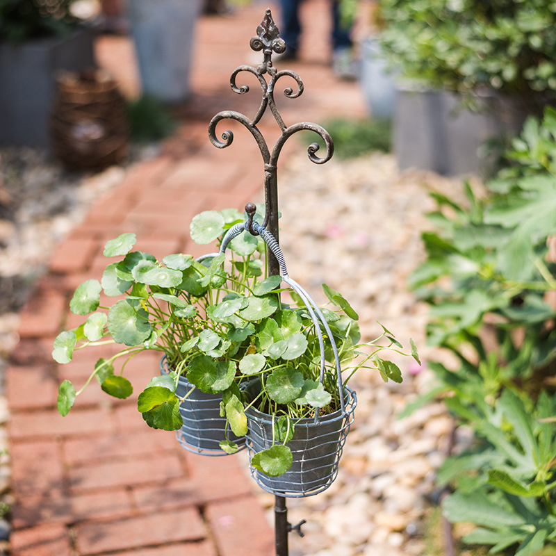 Vintažinis sodo stovas iš metalo su pasveikinimo ženklu ir gėlių ekspozicija – grindų dekoras; Medžiaga: stocking flower (silk-screen); Prekės ženklas: Other; Amatas: Other.