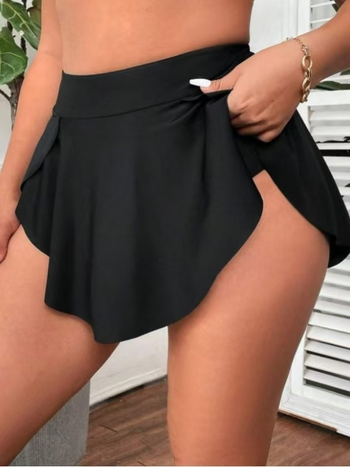 Moteriški plisuoti plaukimo šortai su įmontuotu jogos sijonu, imitacija dviejų dalių, apsauga nuo atvirumo, skirtas bėgimui ir treniruotėms; 82% poliesteris; audinys: chemijos pluoštų mišinys; pamušalas: spandeks