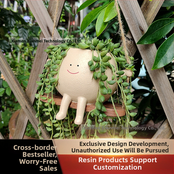 Derva s vazonėlis su šypsena ant sūpynės — WePlus; Medžiaga: derva; Gamybos procesas: dervos apdorojimas; Dovana tinkama