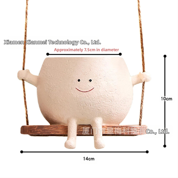 Derva s vazonėlis su šypsena ant sūpynės — WePlus; Medžiaga: derva; Gamybos procesas: dervos apdorojimas; Dovana tinkama