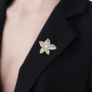 Медна звезда брошка със цирконови вставки и акцент от пресноводни перли