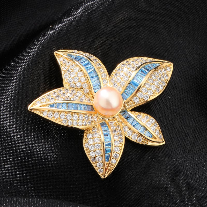 Медна звезда брошка със цирконови вставки и акцент от пресноводни перли