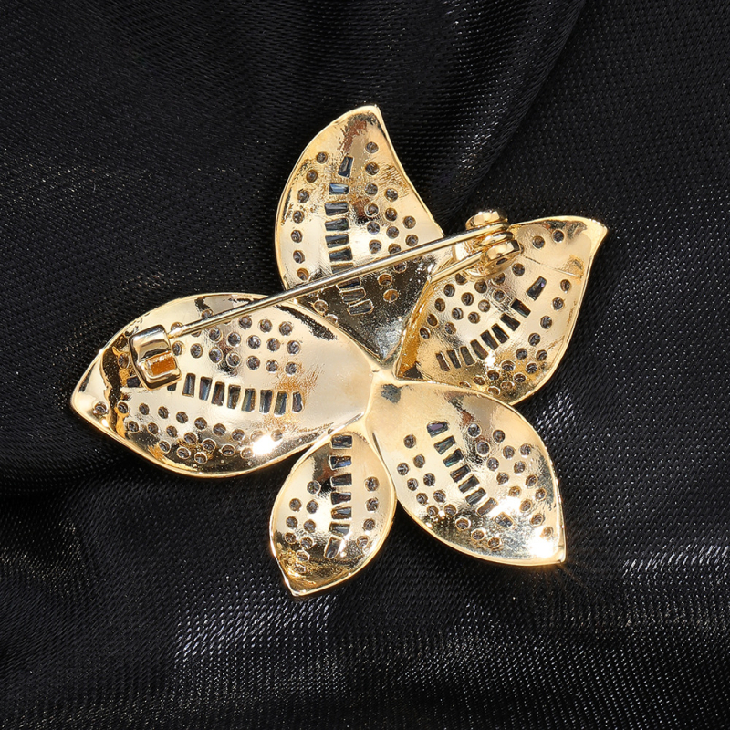 Медна звезда брошка със цирконови вставки и акцент от пресноводни перли