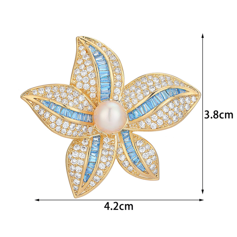 Медна звезда брошка със цирконови вставки и акцент от пресноводни перли
