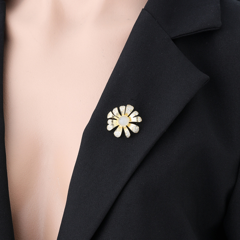 Слънчогледова медна брошка с цирконова вложка, микро паве — женски стил, серия Принцеса