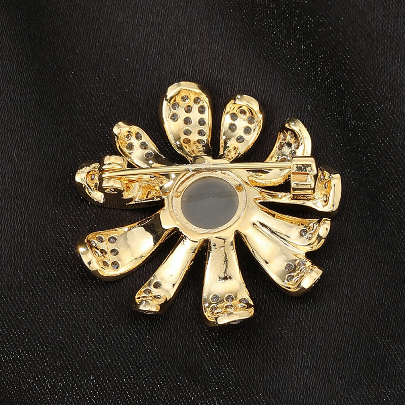 Слънчогледова медна брошка с цирконова вложка, микро паве — женски стил, серия Принцеса