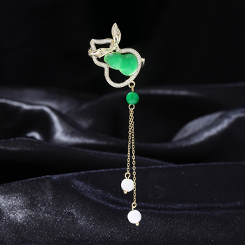 Gėlių formos segė, varinis pagrindas, cirkonų įdėklai, balti kristalai, deimantų įdėmai.