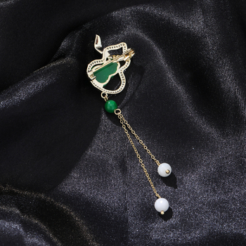 Брошка с флорална форма, база от мед, зирконови вграждания, бели кристали, диамантено поставена.