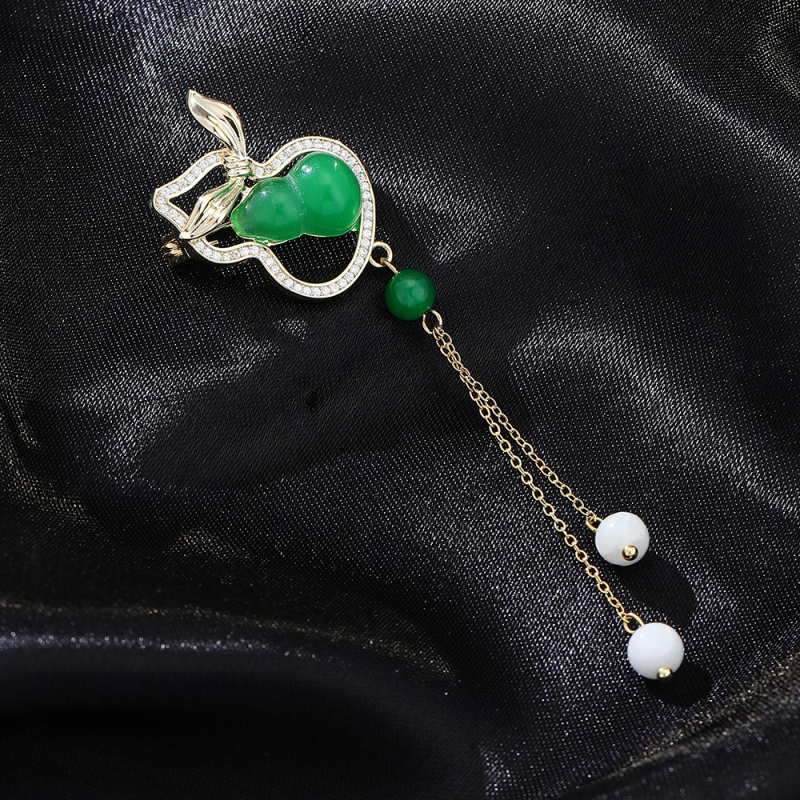 Gėlių formos segė, varinis pagrindas, cirkonų įdėklai, balti kristalai, deimantų įdėmai.