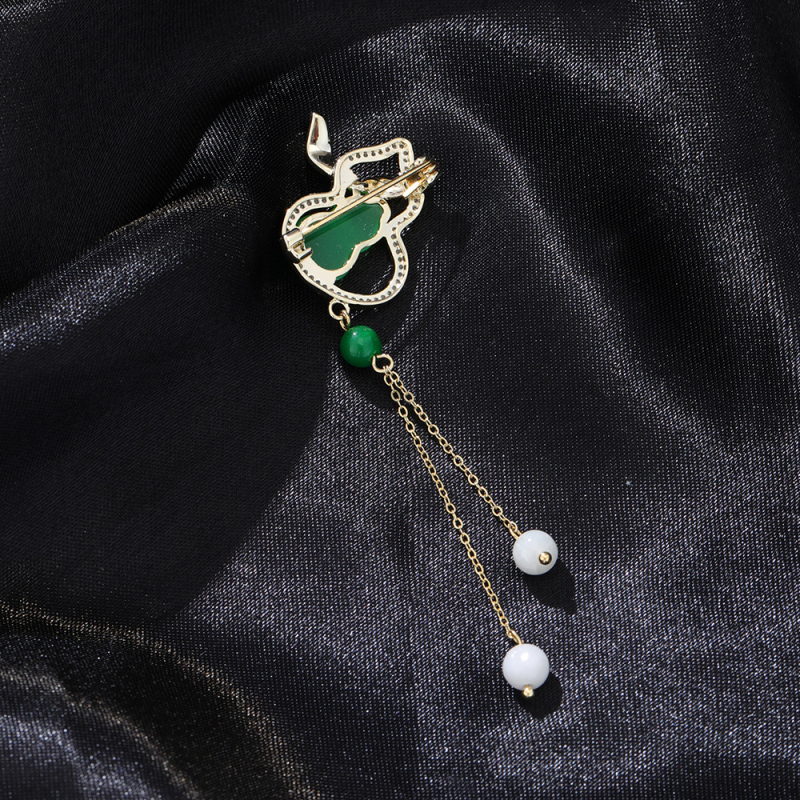 Gėlių formos segė, varinis pagrindas, cirkonų įdėklai, balti kristalai, deimantų įdėmai.