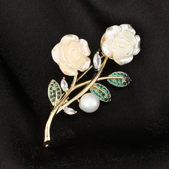Брошка роза на медна основа, цирконова инкрустировка, кристални акценти, диамантено изпълнение, серия Принцеса, форма цвете