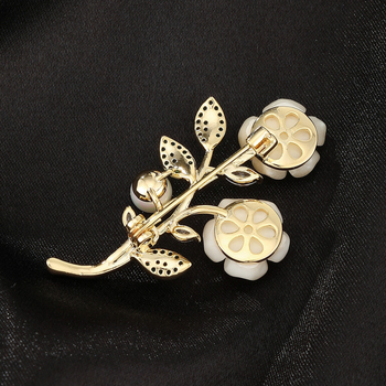 Брошка роза на медна основа, цирконова инкрустировка, кристални акценти, диамантено изпълнение, серия Принцеса, форма цвете