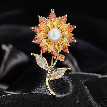 Brošas su saulėgrąžų motyvu iš vario, su cirkono įdėklu ir baltojo kristalo akmenimis, su deimantais