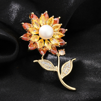 Brošas su saulėgrąžų motyvu iš vario, su cirkono įdėklu ir baltojo kristalo akmenimis, su deimantais