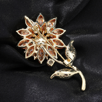 Brošas su saulėgrąžų motyvu iš vario, su cirkono įdėklu ir baltojo kristalo akmenimis, su deimantais