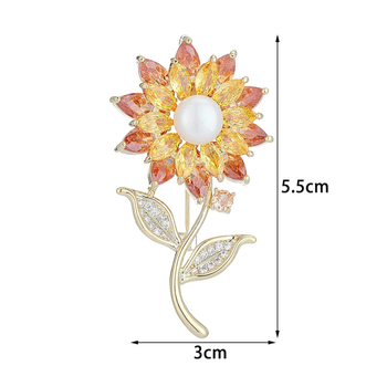 Brošas su saulėgrąžų motyvu iš vario, su cirkono įdėklu ir baltojo kristalo akmenimis, su deimantais
