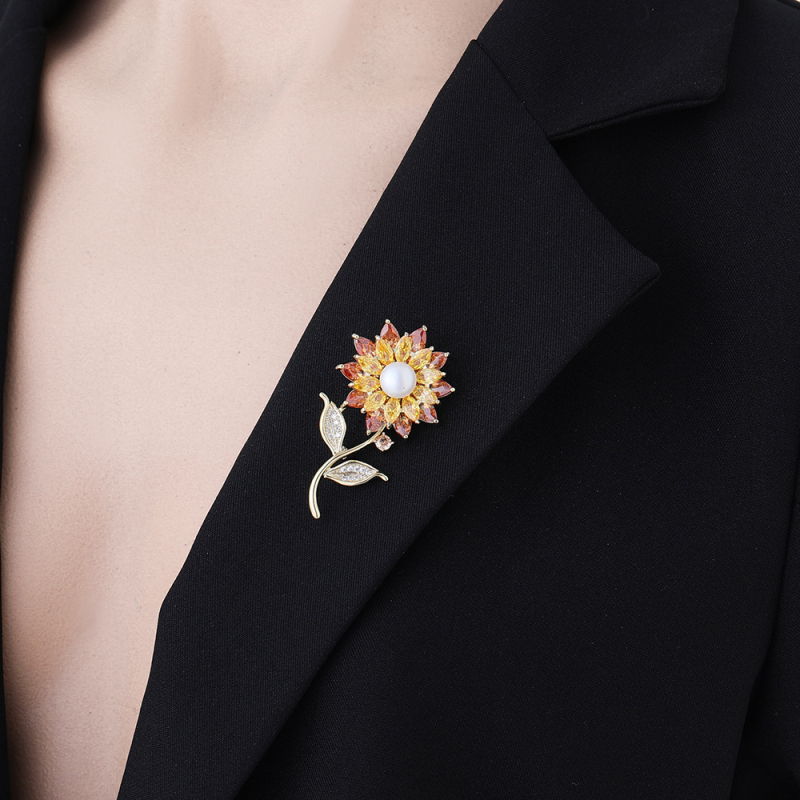 Brošas su saulėgrąžų motyvu iš vario, su cirkono įdėklu ir baltojo kristalo akmenimis, su deimantais