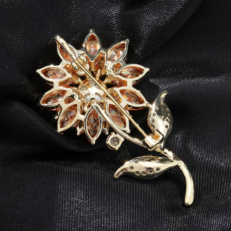 Brošas su saulėgrąžų motyvu iš vario, su cirkono įdėklu ir baltojo kristalo akmenimis, su deimantais