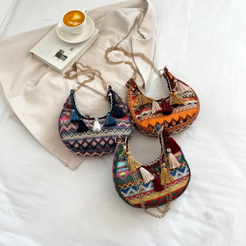 Dumpling alakú crossbody táska bojtokkal, etno stílus, zipzáras zárás, poliészter bélés, tavasz 2025