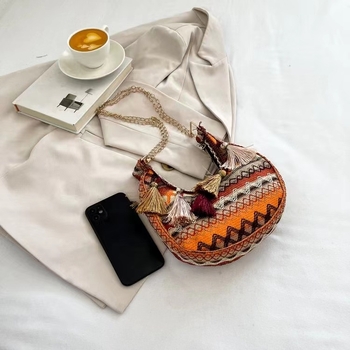 Dumpling alakú crossbody táska bojtokkal, etno stílus, zipzáras zárás, poliészter bélés, tavasz 2025