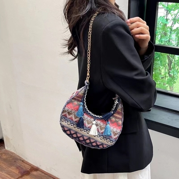 Dumpling alakú crossbody táska bojtokkal, etno stílus, zipzáras zárás, poliészter bélés, tavasz 2025