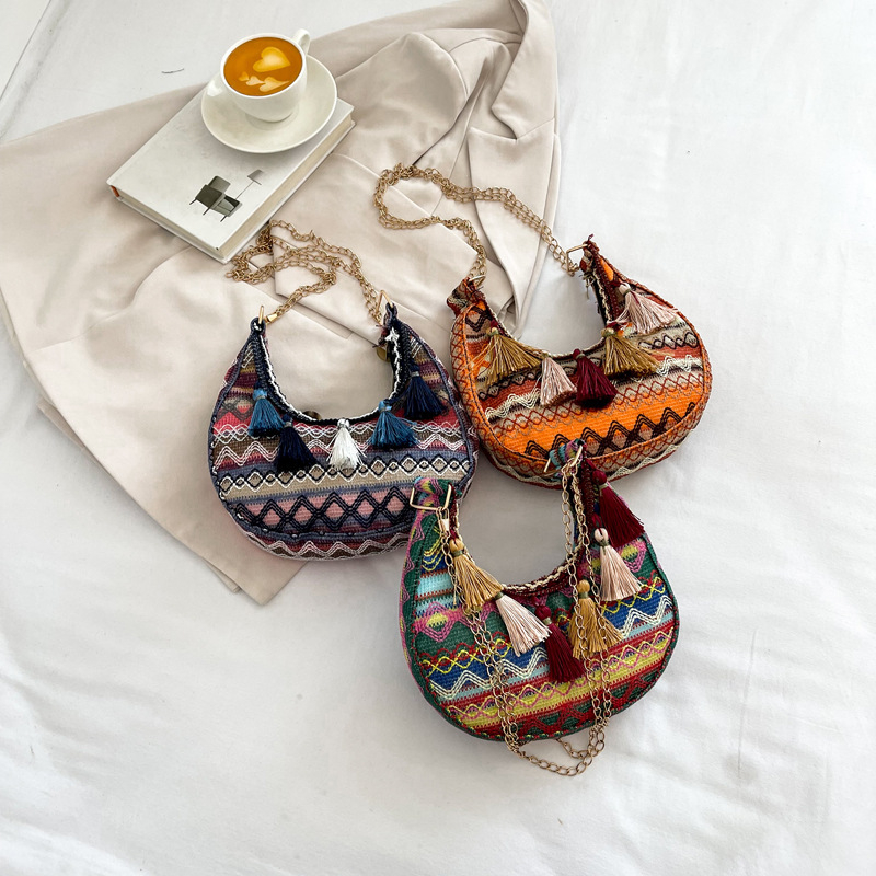 Dumpling alakú crossbody táska bojtokkal, etno stílus, zipzáras zárás, poliészter bélés, tavasz 2025