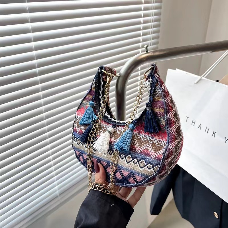 Dumpling alakú crossbody táska bojtokkal, etno stílus, zipzáras zárás, poliészter bélés, tavasz 2025