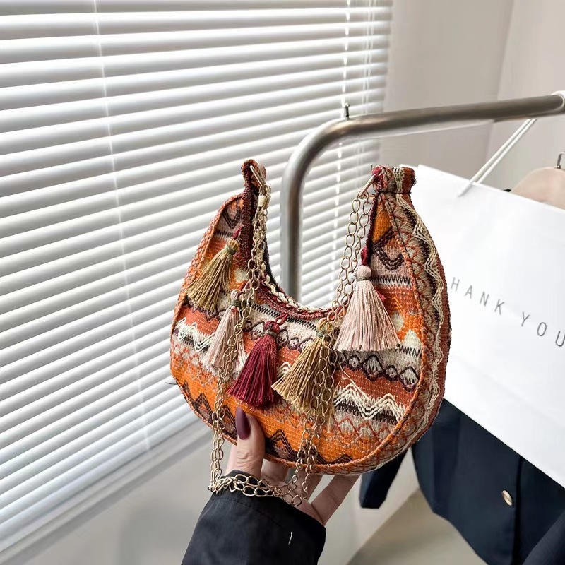 Dumpling alakú crossbody táska bojtokkal, etno stílus, zipzáras zárás, poliészter bélés, tavasz 2025