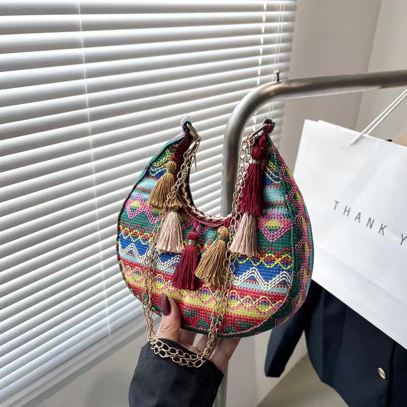 Dumpling alakú crossbody táska bojtokkal, etno stílus, zipzáras zárás, poliészter bélés, tavasz 2025