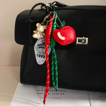 Táska medál gyümölcs motívummal, eredeti dizájn, műbőr, fél manuális feldolgozás, 2025 tavasz