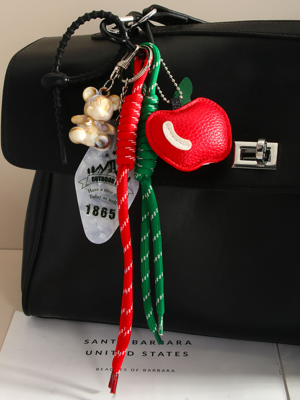 Táska medál gyümölcs motívummal, eredeti dizájn, műbőr, fél manuális feldolgozás, 2025 tavasz