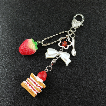 Rankų darbo karoliukų pakabukas telefonui, mažo pyragėlio formos papuošalas iš lydinio