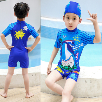 Fiúknak szóló egydarabos rövid ujjú fürdőruha és sapka, napvédelmet nyújtó, 3–10 éveseknek, poliészterből, bélés poliészter, koreai stílusú rajzfilmszerű minta, magas rugalmasság