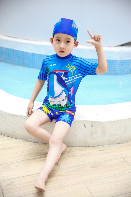 Fiúknak szóló egydarabos rövid ujjú fürdőruha és sapka, napvédelmet nyújtó, 3–10 éveseknek, poliészterből, bélés poliészter, koreai stílusú rajzfilmszerű minta, magas rugalmasság