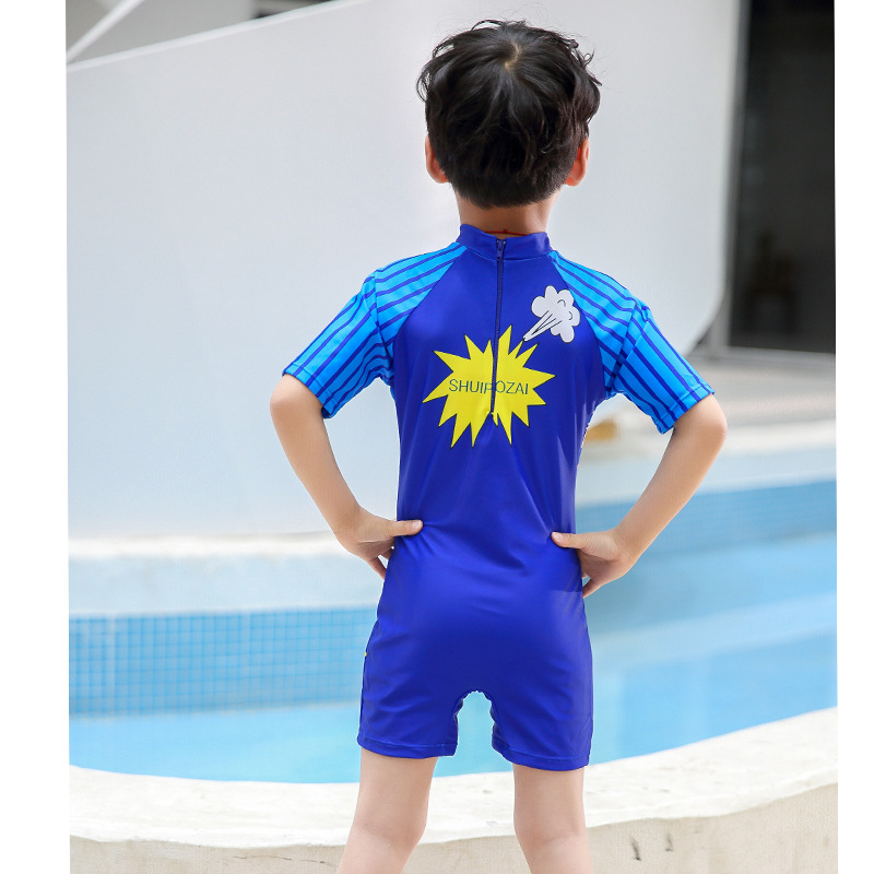 Fiúknak szóló egydarabos rövid ujjú fürdőruha és sapka, napvédelmet nyújtó, 3–10 éveseknek, poliészterből, bélés poliészter, koreai stílusú rajzfilmszerű minta, magas rugalmasság