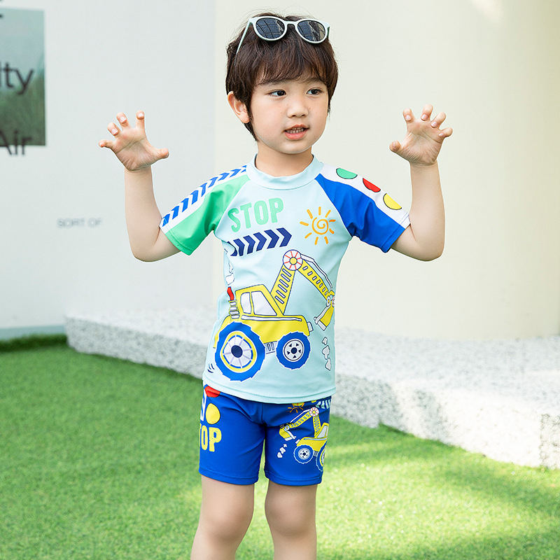 Két részes fiú fürdőruha napvédővel, gyorsan száradó anyag: nylon-spandek (85% spandek); bélés poliészter; szabásvonal: briefs