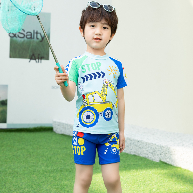 Két részes fiú fürdőruha napvédővel, gyorsan száradó anyag: nylon-spandek (85% spandek); bélés poliészter; szabásvonal: briefs