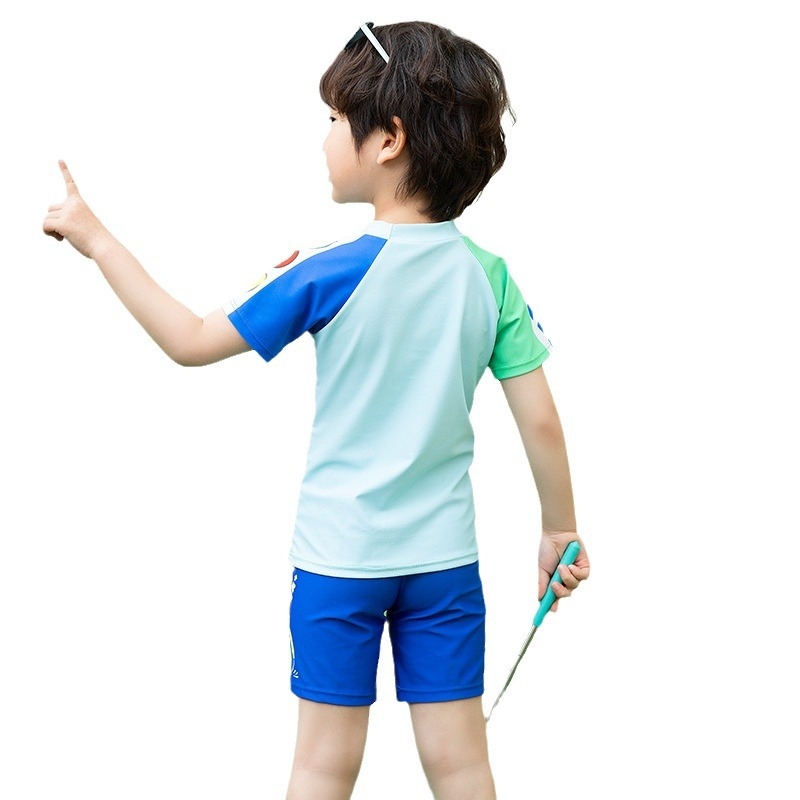 Két részes fiú fürdőruha napvédővel, gyorsan száradó anyag: nylon-spandek (85% spandek); bélés poliészter; szabásvonal: briefs