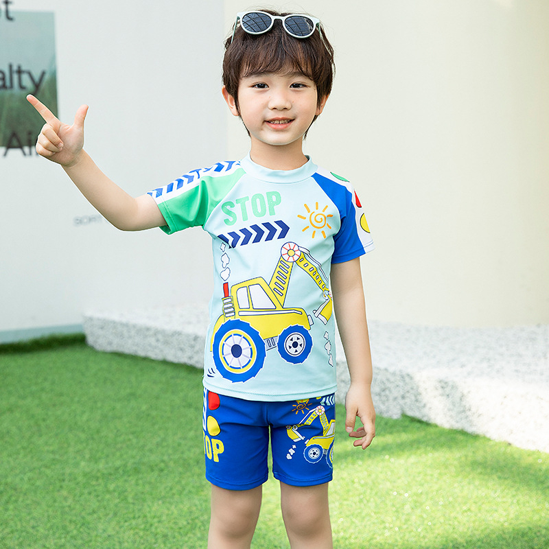 Két részes fiú fürdőruha napvédővel, gyorsan száradó anyag: nylon-spandek (85% spandek); bélés poliészter; szabásvonal: briefs