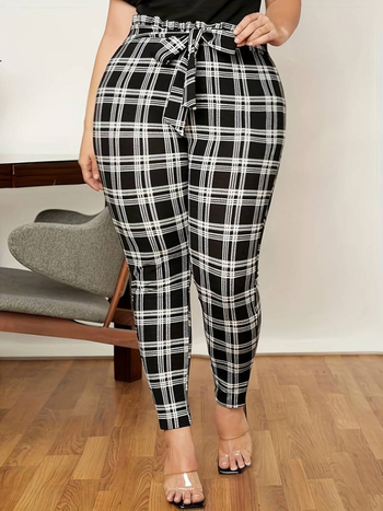 Női cropped leggings kockás mintával, magas derekú övvel, poliészter 95%+, ősz 2024.