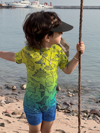 Fiúknak tervezett egyrészes fürdőruha, gyorsan száradó poliészter, koreai stílusú rajzfilm minta, 1–8 éves korig