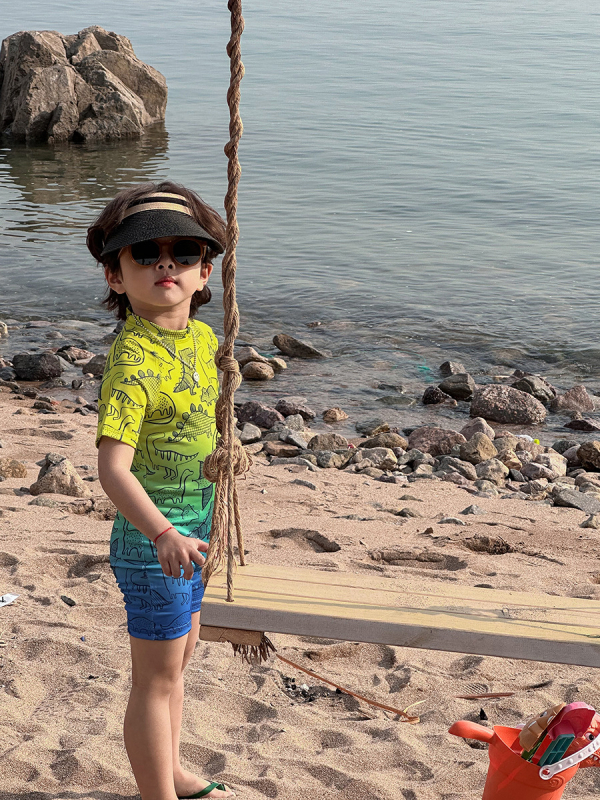 Fiúknak tervezett egyrészes fürdőruha, gyorsan száradó poliészter, koreai stílusú rajzfilm minta, 1–8 éves korig