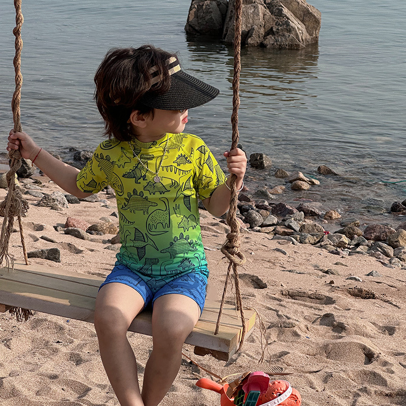 Fiúknak tervezett egyrészes fürdőruha, gyorsan száradó poliészter, koreai stílusú rajzfilm minta, 1–8 éves korig