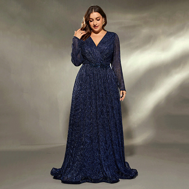 Suknelė su ilgomis rankovėmis, ilgio iki grindų, poliesteris 70–80% (pagrindinis) ir antrinis poliesteris <30%, aukštos temperatūros formavimas