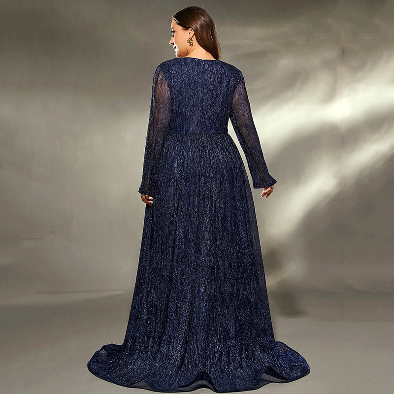 Suknelė su ilgomis rankovėmis, ilgio iki grindų, poliesteris 70–80% (pagrindinis) ir antrinis poliesteris <30%, aukštos temperatūros formavimas